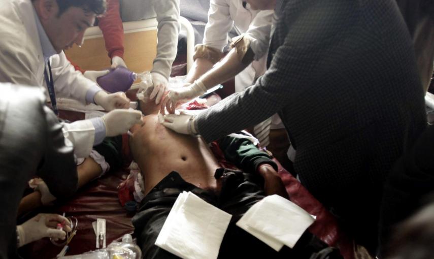 Un estudiante, herido en el ataque talibán, recibe tratamiento médico en un hospital de Peshawar (Pakistán). EFE/Arshad Arbab