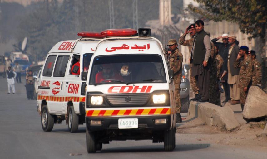 Una ambulancia sale de la Escuela Pública Militar de Peshawar, tras el ataque de los talibán. REUTERS/Khuram Parvez