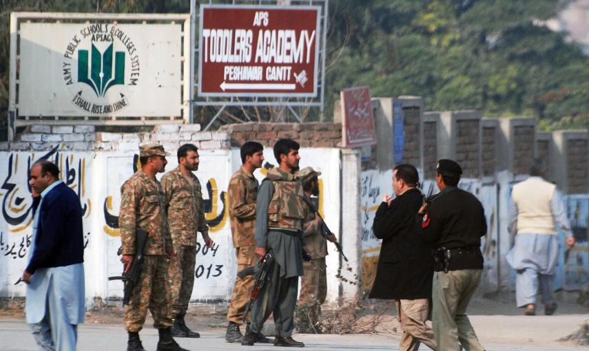 Fuerzas de seguridad paquistaníes toman posiciones en la entrada de la Escuela Pública Militar de Peshawar, tras el ataque talibán. REUTERS/Khuram Parvez