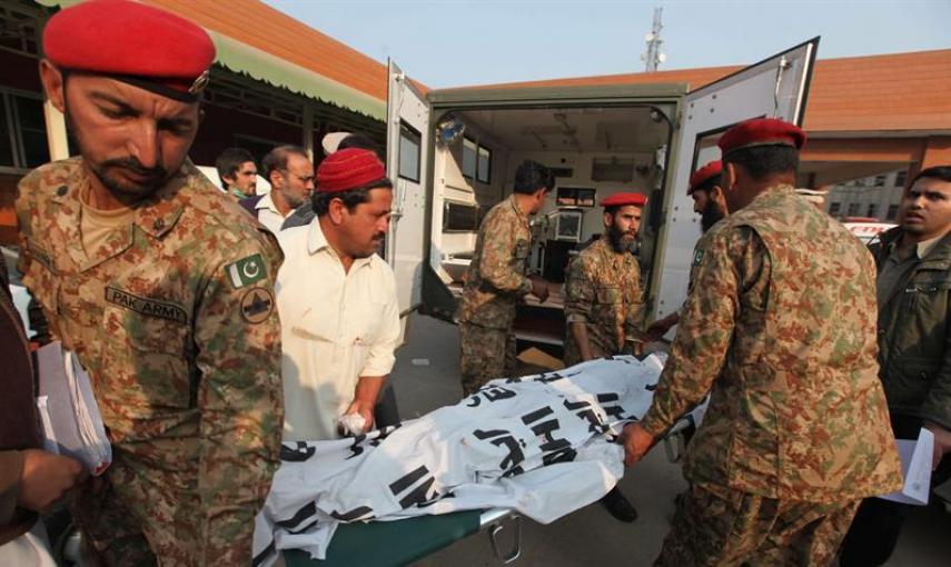 Soldados paquistaníes retiran los cadáveres de varias víctimas del ataque talibán contra un colegio gestionado por el Ejército en Peshawar (Pakistán). EFE/Arshad Arbab