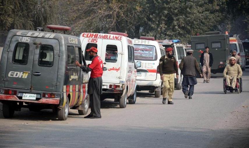 Varias ambulancias desplegadas en el lugar durante el ataque talibán contra un colegio gestionado por el Ejército en Peshawar (Pakistán). EFE/Bilawal Arbab
