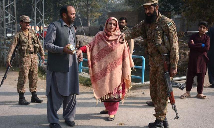 Unos padres preocupados por sus hijos hablan con un soldado tras el ataque talibán contra un colegio gestionado por el Ejército en Peshawar (Pakistán) . EFE/Bilawal Arbab