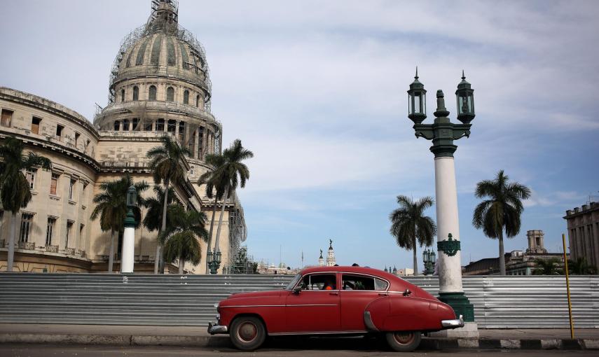 Un antiguo automóvil fabricado en Estados Unidos permanece estasionado junto al Capitolio Nacional en La Habana (Cuba). EFE/Alejandro Ernesto