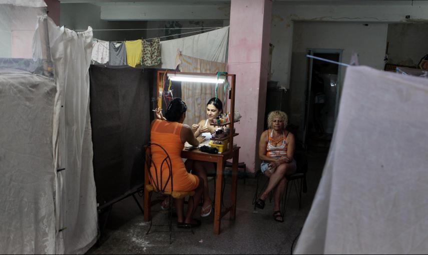 Una mujer se hace la manicura en un improvisado salón en La Habana (Cuba). EFE/Alejandro Ernesto