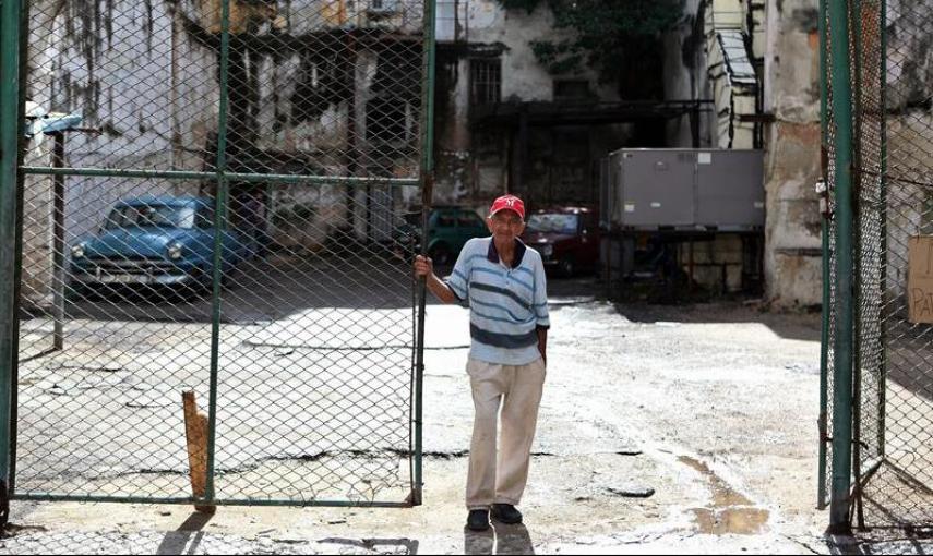 Un hombre custodia la entrada de un estacionamiento en La Habana (Cuba). EFE/Alejandro Ernesto