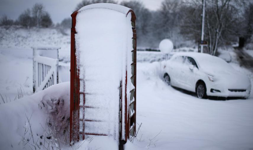 Un coche abandonado y una cabina telefónica cubierta de nieve cerca de Ashbourne (Inglaterra) REUTERS / Darren Staples