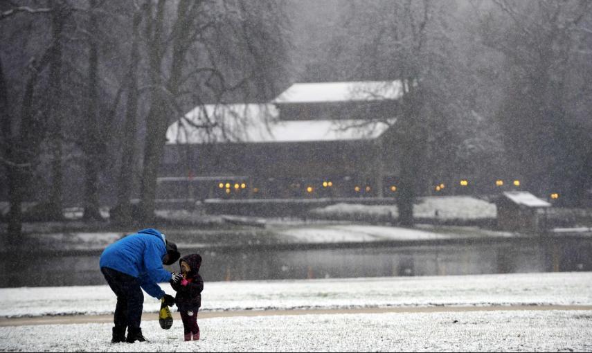 Un hombre y un niño en la Bois de la Cambre, en Bruselas (Bélgica) REUTERS / Eric Vidal