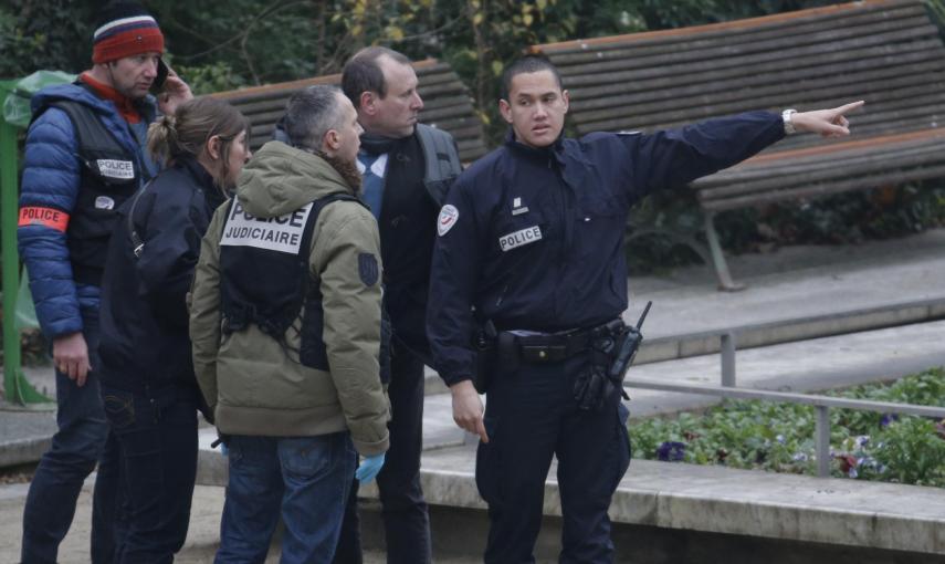 Agentes de la Policía francesa inspeccionan los alrededores  de las oficinas del semanario 'Charlie Hebdo'. REUTERS/Christian Hartmann