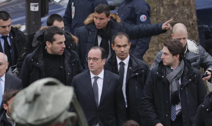 El presidente francés Francois Hollande, a su llegada a las oficinas de la revista satírica 'Charlie Hebdo', tras el atentado que ha costado la vida a una docena de personas. REUTERS/Christian Hartmann