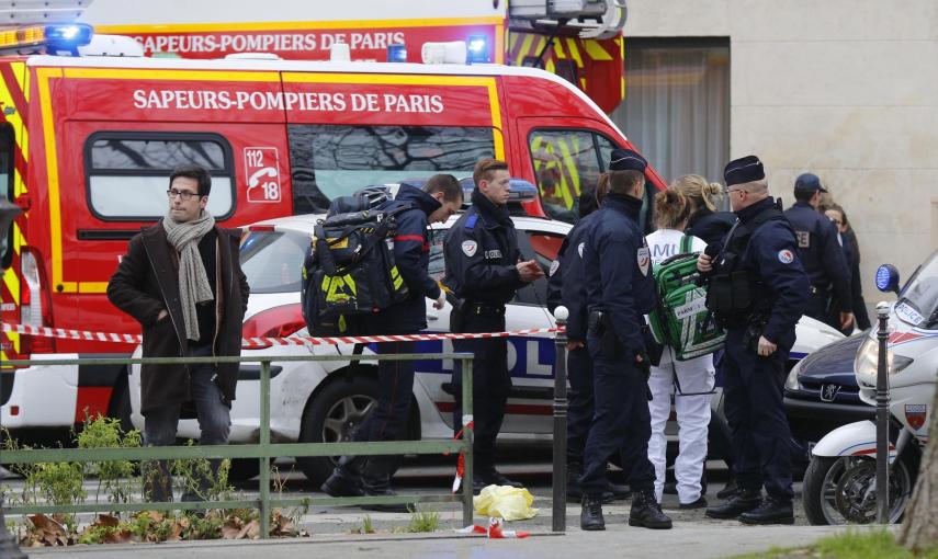 Policías y sanitarios junto a las oficinas del semanario satírico francés 'Charlie Hebdo' tras el ataque que provocado, al menos, una docena de víctimas mortales. REUTERS/Jacky Naegelen