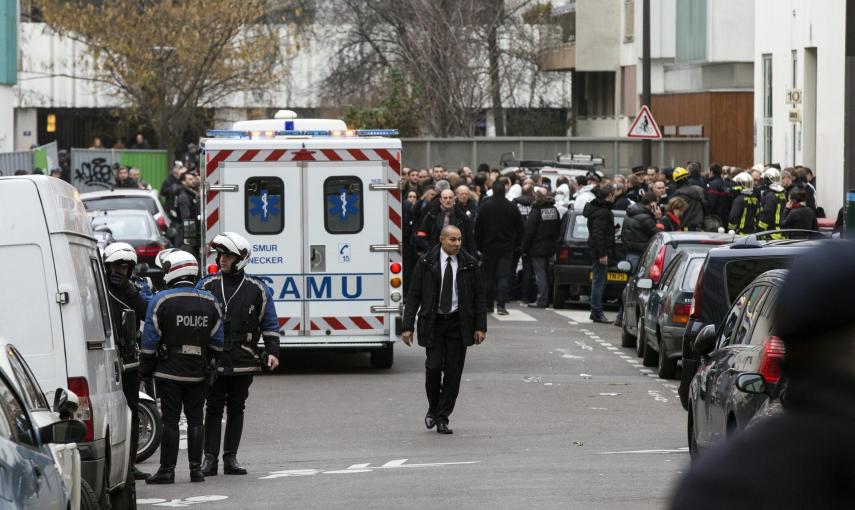 Policías y miembros de los servicios de emergencia desplegados en los alrededores del semanario satírico francés 'Charlie Hebdo',  después de que al menos una docena de personas hayan muerto y varias resultaran heridas en un atentado. EFE/ETIENNE LAURENT
