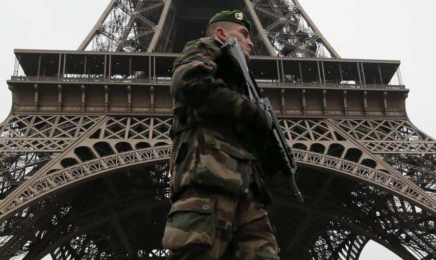 Un soldado francés patrula junto a la Torre Eiffel, en París, después de que se haya elevado el nivel de seguridad tras el atentado contra la revista satírica 'Charlie Hebdo'. REUTERS/Gonzalo Fuentes