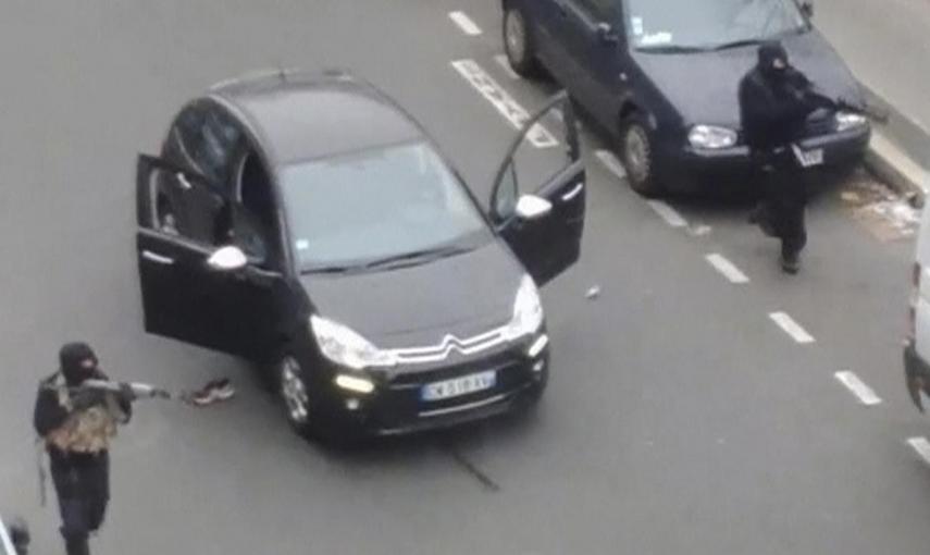 Imágen del video amateur en el que se ve a dos de los tres atacantes a la revista 'Charlie Hebdo'. REUTERS