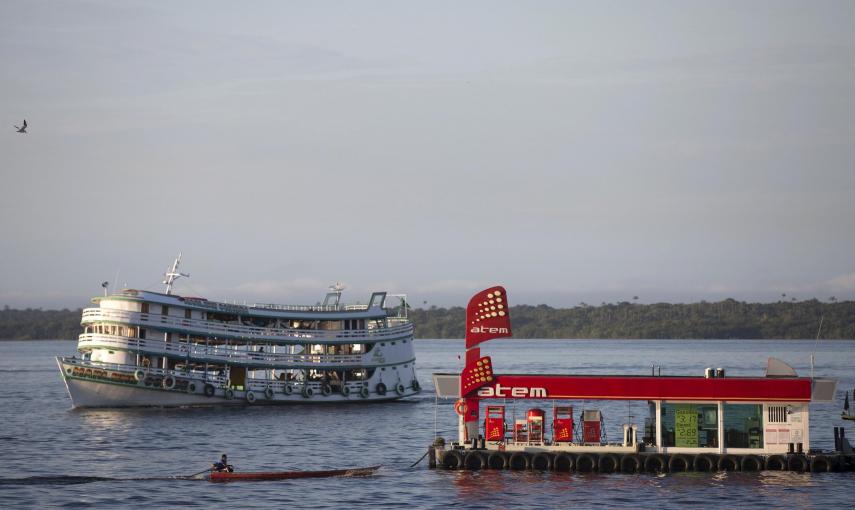 Una gasolinera flotante en el Rio Negro, cerca de  Manaos (BRASIL). REUTERS