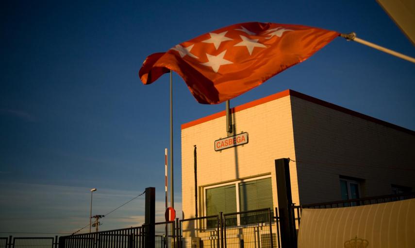 Una bandera de la comunidad de Madrid ondea ante la plata de Coca-Cola en Fuenlabrada, donde los trabajadores llevan un año acampados contra su cierre. -JAIRO VARGAS