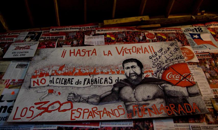 Un dibujo hecho a mano por la mujer de uno de los trabajadores de Coca-Cola en Fuenlabrada, que llevan un año acampados protestando con el ERE y el cierre de la planta. -JAIRO VARGAS