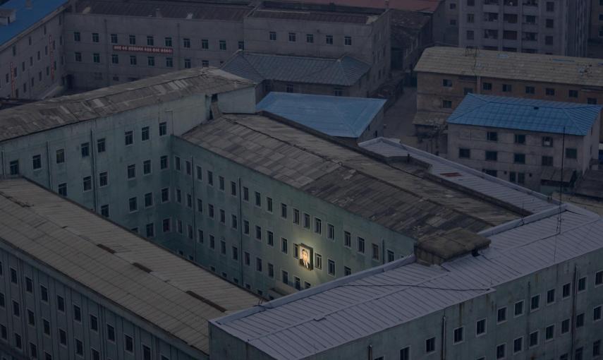 Una imagen del fundador de Corea del Norte, Kim Il-sung decora un edificio en la capital Pyongyang (5 de octubre de 2011). REUTERS / Damir Sagolj