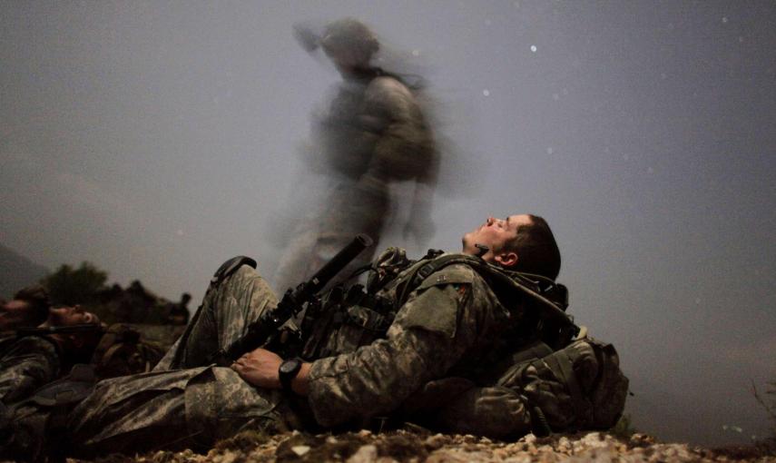 Un soldado estadounidense toma un descanso durante una misión nocturna en Afganistán (12 de agosto de 2009). REUTERS / Carlos Barria