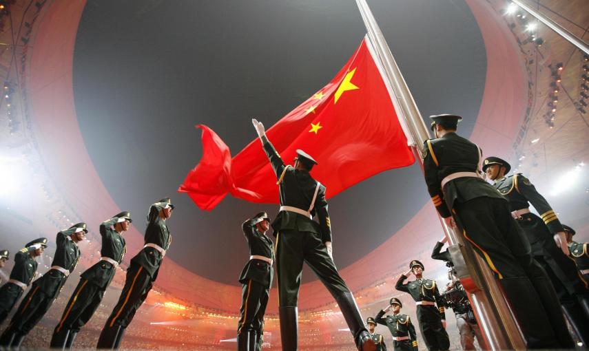 La bandera de China es izada durante la ceremonia de inauguración de los Juegos Olímpicos de Pakín en el Estadio Nacional (8 de agosto de 2008). REUTERS / Jerry Lampen