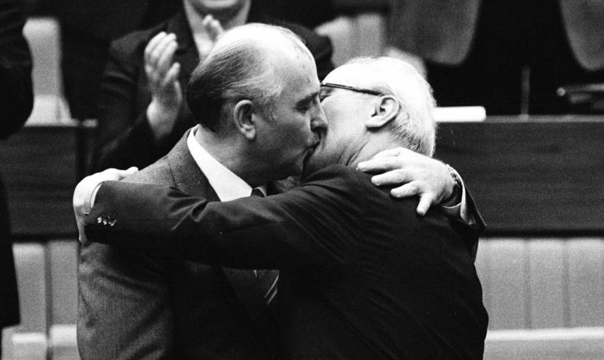 Líder soviético Mijail Gorbachov felicita al presidente alemán Erich Honecker con un beso después de su reelección de como secretario general Partido Comunista en Berlín Oriental (21 de abril de 1986). REUTERS / Stringer