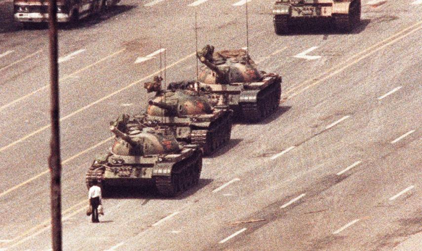 Un hombre se coloca delante de una fila de tanques en la Avenida de la Paz Eterna, junto la plaza de Tiananmen de Pekín, en las revueltas estudiantiles que fueron duramente rerpimidas por el régimen chino (5 de junio de 1989). REUTERS / Arthur Tsang