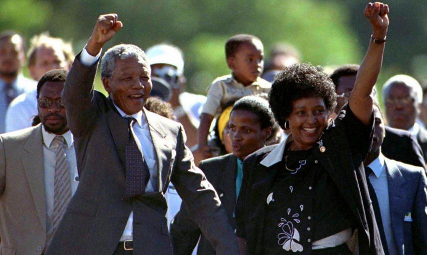 Nelson Mandela, acompañado de su esposa Winnie, sale de la prisión de Ciudad del Cabo después de pasar 27 años en las cárceles del apartheid (11 de febrero de 1990). REUTERS / Ulli Michel