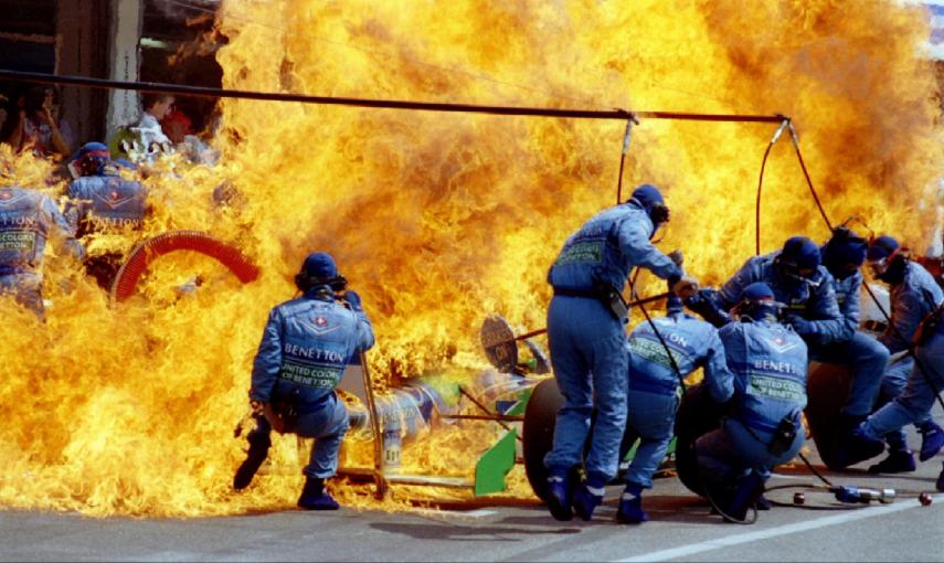 Una gran llamarada se produce al prender el carburante de un vehículo de Fórmula Uno que repostaba en boxes  en el Gran Premio de Alemania en el circuito de Hockenheim (31 de julio de 1994). REUTERS / Joachim Herrmann