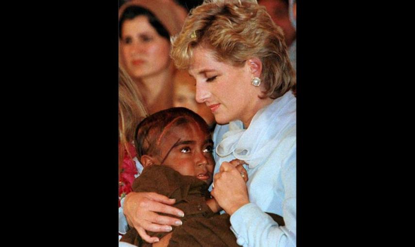 Diana Princesa de Gales acuna a un niño pequeño enfermo de cáncer durante una visita a un hospital en Paquistán (22 de febrero de 1997). REUTERS / John Pryke