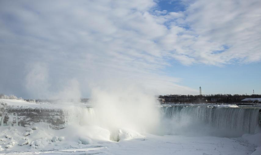 Este martes, las temperaturas cayeron por debajo de los 14 grados, dejando las cataratas congeladas prácticamente en su totalidad./ REUTERS