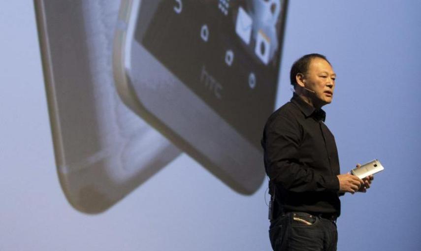 El director ejecutivo y presidente de HTC, Peter Chou, presentó el domingo el nuevo HTC One en Barcelona, donde el lunes se inaugura oficialmente el Congreso Mundial de Móviles (MWC)./ EFE