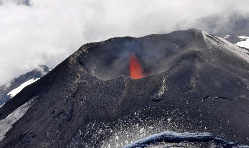 La columna de ceniza y partículas supera los tres kilómetros de altura y numerosas rutas permanecen cortadas, si bien los accesos principales se mantienen expeditos para proceder a la evacuación, señaló la Oficina Nacional de Emergencia (Onemi)./ REUTERS