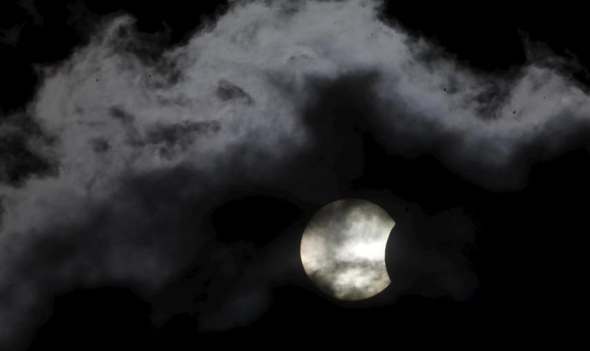 El eclipse parcial de sol oculto por las nubes en Sarajevo. REUTERS/Dado Ruvic