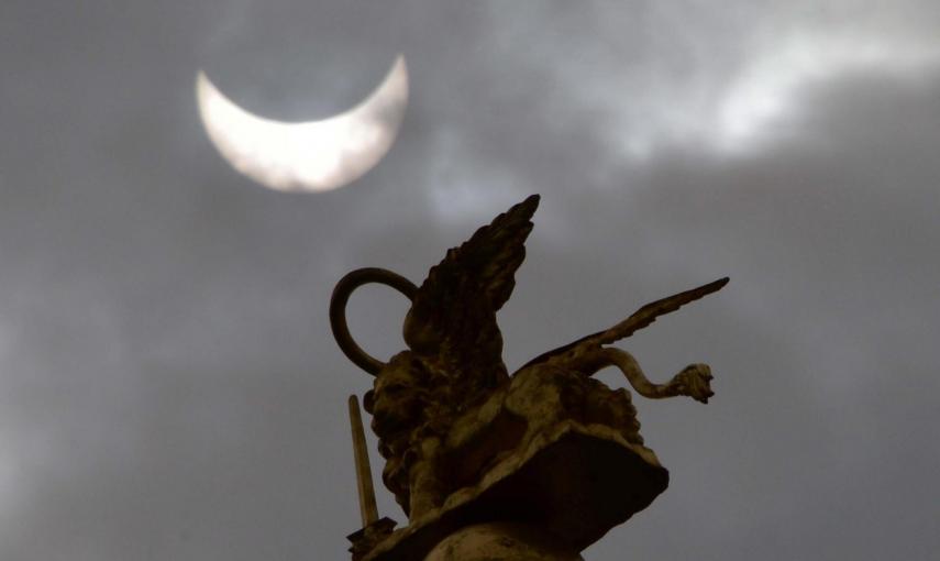 Vista del eclipse solar parcial tomada desde la Plaza de San Marcos, Venecia (Italia). EFE/Andrea Merola