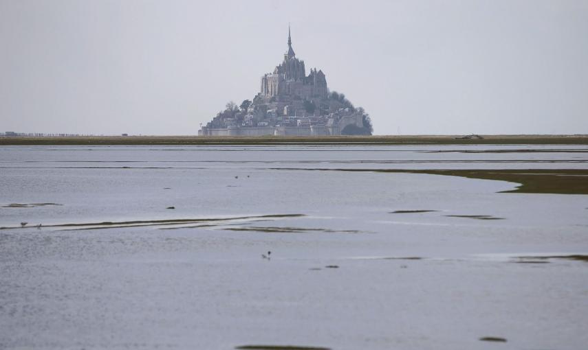 La marea alta cubre lo que habitualmente son campos de pastoreo para los rebaños locales, y convierte en una isla el Mont Saint-Michel, en Normandía. EFE