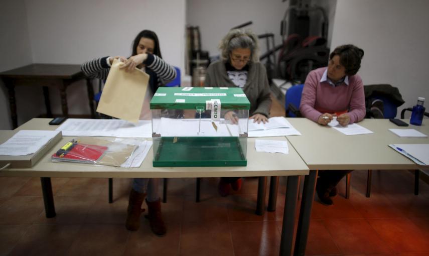 Los miembros de una mesa electoral en un colegio de Ronda se preparan para l jornada de votación. REUTERS/Jon Nazca