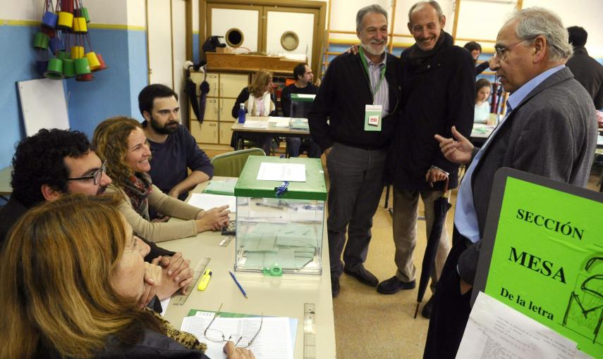 El exvicepresidente del Gobierno, Alfonso Guerra, vota en un colegio sevillano. EFE/Raúl Caro