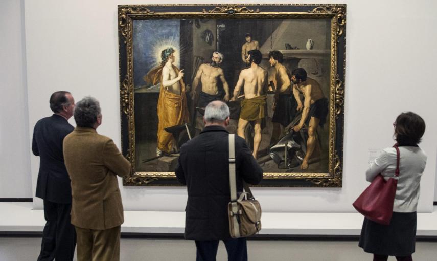 Visitantes observan la obra 'La fragua de Vulcano', en la monográfica dedicada a Diego Velázquez en el Grand Palais de París. EFE/ETIENNE LAURENT