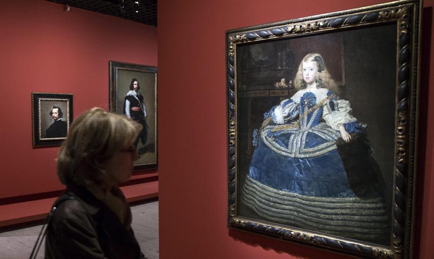 Un visitante observa la pintura 'La Infanta Margarita en azul', de la primera monográfica dedicada a Diego Velázquez en el Grand Palais de París. EFE/ETIENNE LAURENT