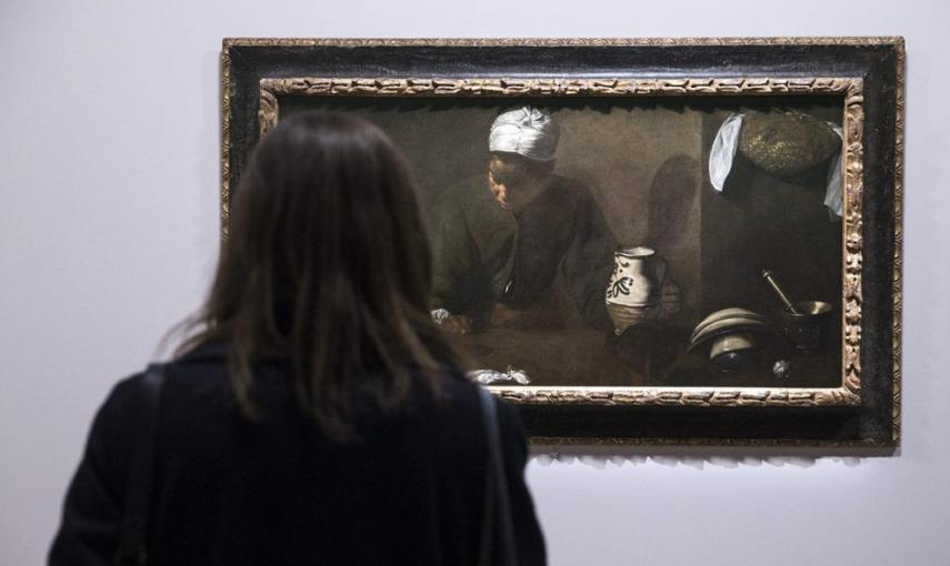 Un visitante observa la obra 'La mulata',  durante la monográfica dedicada a Diego Velázquez en el Grand Palais de París. EFE/ETIENNE LAURENT