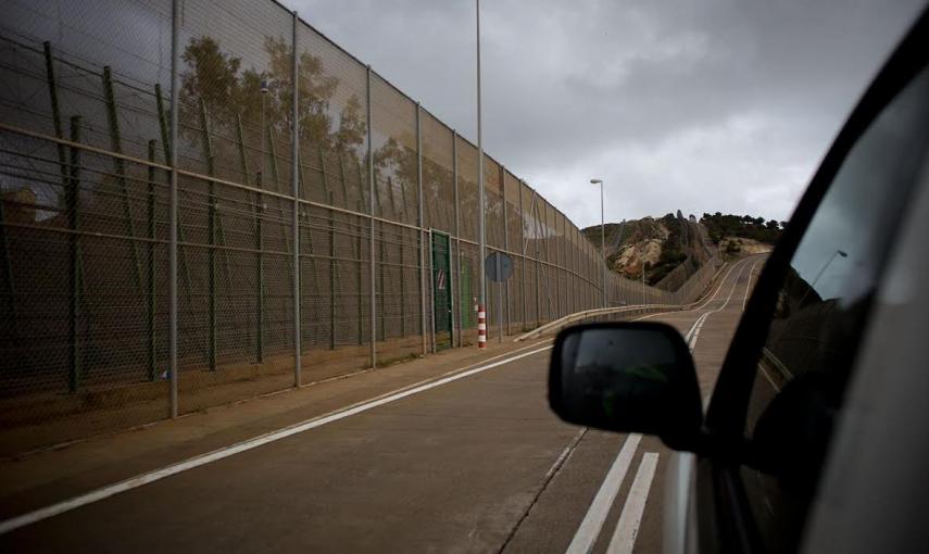 Para que las autoridades no trasgredan la legalidad, el ministro del Interior, Jorge Fernández Díaz, ha rebautizado las devoluciones en caliente con el nombre da "rechazo en frontera". - JAIRO VARGAS