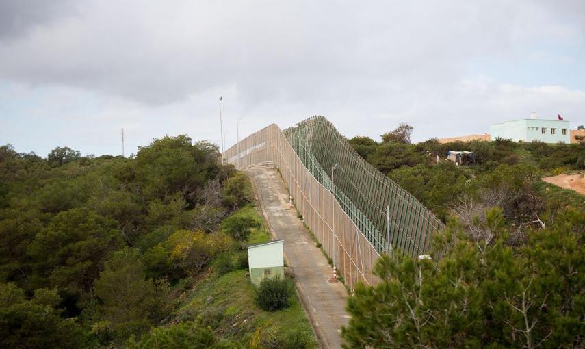 España y Marruecos, separados por la valla de Melilla. - JAIRO VARGAS