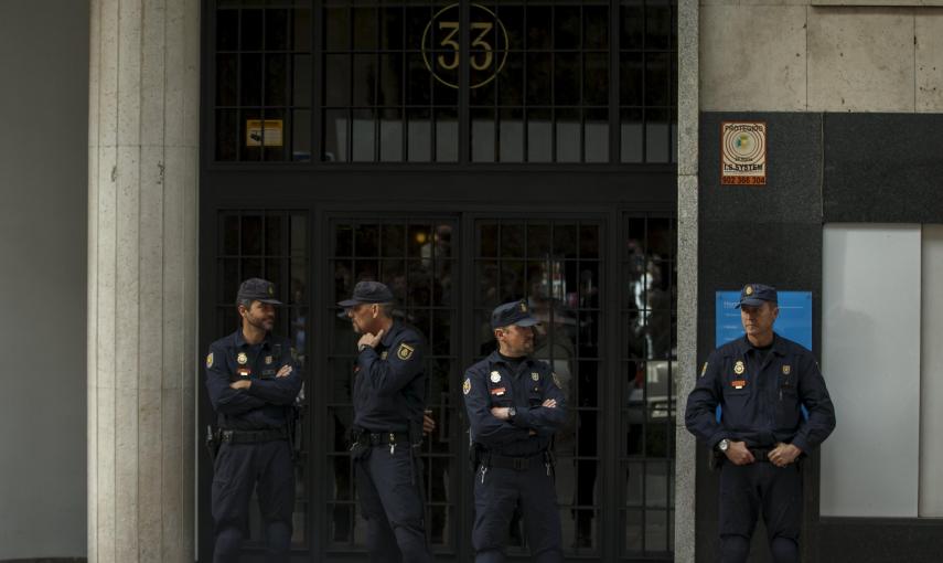 Agentes de la Policía delante del portal del domicilio de Rodrigo Rato, durante el registro de Hacienda. REUTERS/Sergio Perez