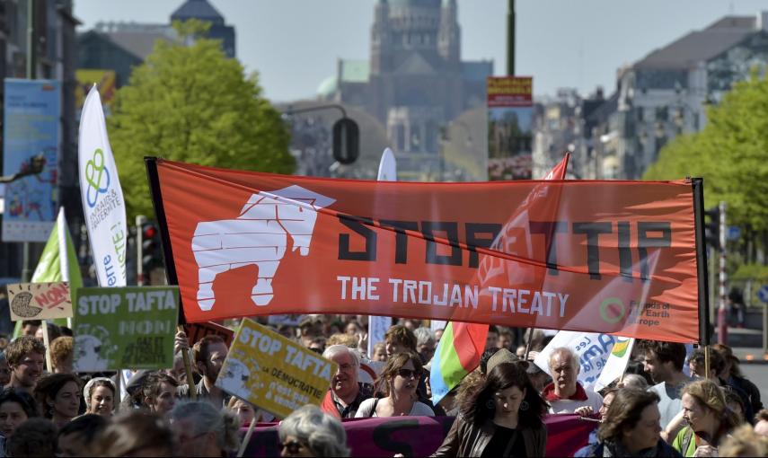 Activistas de los derechos de los consumidores sostienen una pancarta contra el TTIP, en la manifestación de Bruselas. REUTERS/Eric Vidal