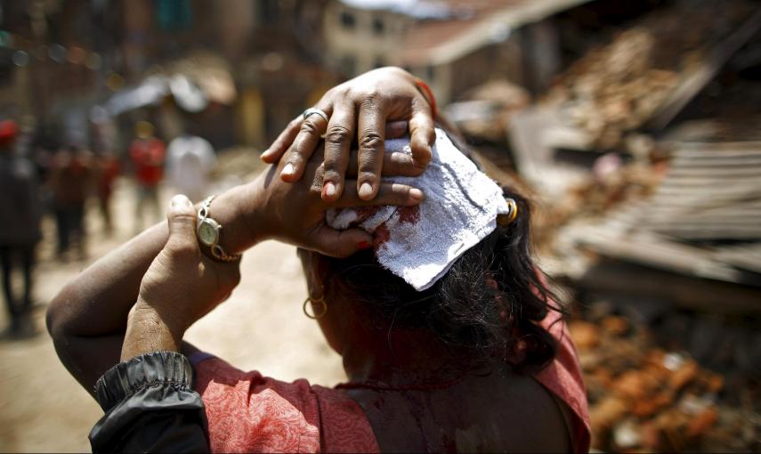 Una mujer herida tras el terremoto. - REUTERS