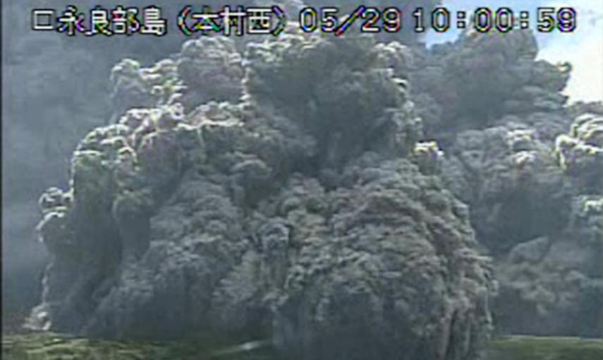 El volcán Shindake en la sureña isla japonesa de Kuchinoerabu-jima ha entrado en erupción este viernes, arrojando columnas de humo negro hacia el cielo y llevando al país a subir el nivel de alerta a 5, el más alto posible, según ha informado el canal de