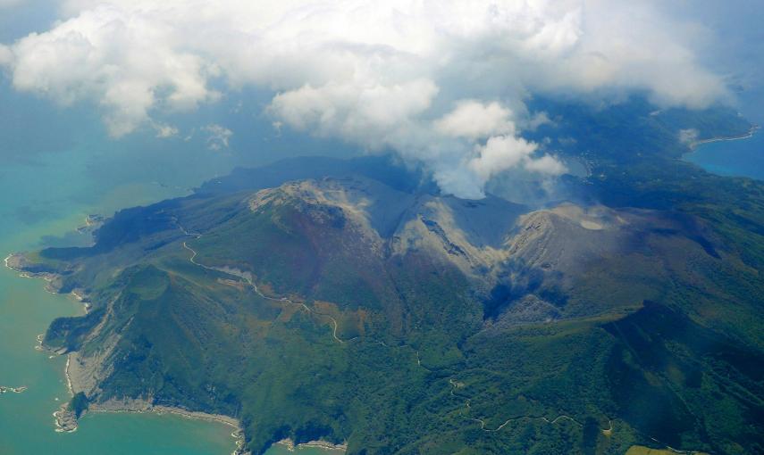 Sin embargo, dos personas tuvieron que ser trasladadas en helicóptero hasta la vecina isla de Yakushima, capital administrativa del archipiélago al que pertenece Kuchinoerabu, un hombre de 72 años que sufrió quemaduras leves en la frente y otro de 80 años