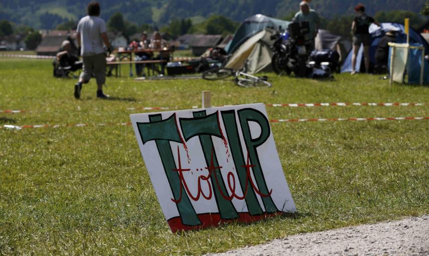 Una pancarta contra contra el TTIP en el campamento improvisado por los manifestantes contra el acuerdo comercial entre EEUU y la UE y contra el G-7 en Múnich, ante la cumbre de los siete países más ricos del mundo que se celebrará el 7 y 8 de junio en Ba