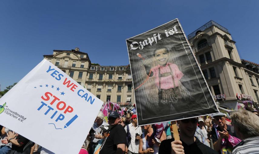 Un manifestantes con una pancarta contra el presidente de EEUU, Barak Obama, en la marcha contra el acuerdo comercial entre EEUU y la UE y contra el G-7 en Múnich, ante la cumbre de los siete países más ricos del mundo que se celebrará el 7 y 8 de junio e