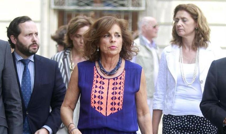 La alcaldesa de Madrid, Ana Botella, a su llegada a la capilla ardiente de Pedro Zerolo, miembro de la Ejecutiva del PSOE y secretario de Movimientos Sociales, fallecido esta madrugada en su casa de Madrid, instalada en el patio de cristales de la Casa de