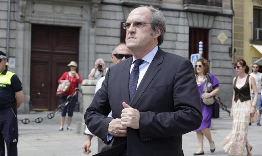 El candidato del PSOE a la Comunidad de Madrid, Angel Gabilondo a su llegada a la capilla ardiente de Pedro Zerolo, miembro de la Ejecutiva del PSOE y secretario de Movimientos Sociales, fallecido esta madrugada en su casa de Madrid, instalada en el patio